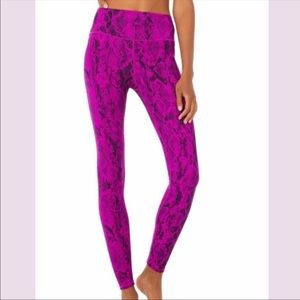 ALO Yoga Viper Snakeskin Leggings in Purple Pop - Size S!